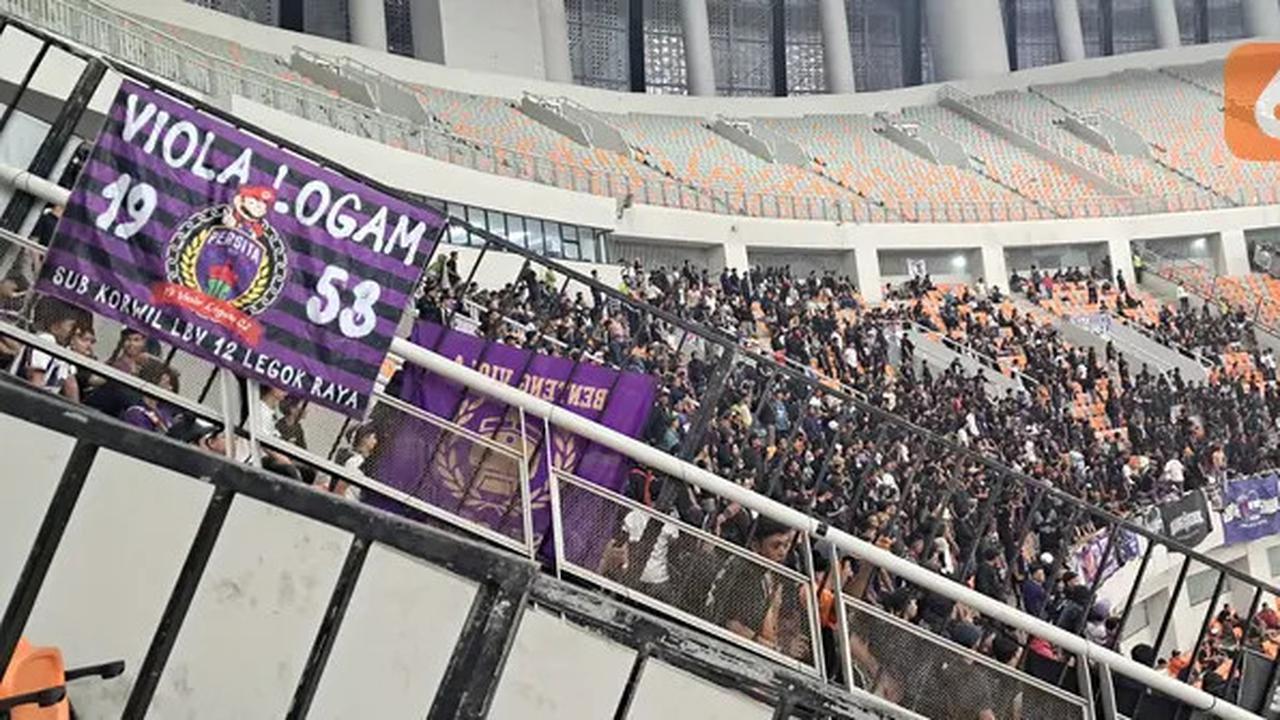 BRI Super League: Suporter Persita Awaydays saat Hadapi Persija di JIS, Berbagi Tribune dengan The Jakmania
