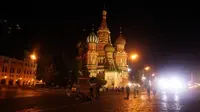 Pemandangan Saint Basil's Cathedral di Moskow, Rusia, saat malam hari, Kamis (12/7/2018). (Bola.com/Okie Prabhowo)