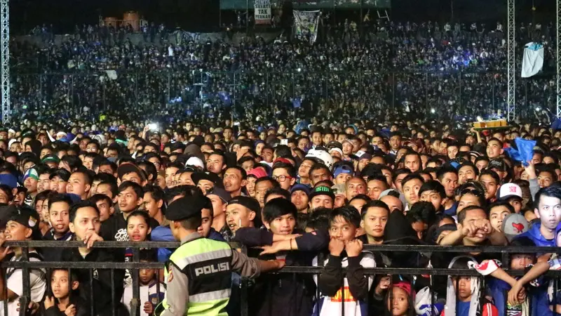 Bobotoh menyaksikan launching skuat Persib Bandung untuk Liga 1 di Stadion Siliwangi, Minggu (2/4/2017). 