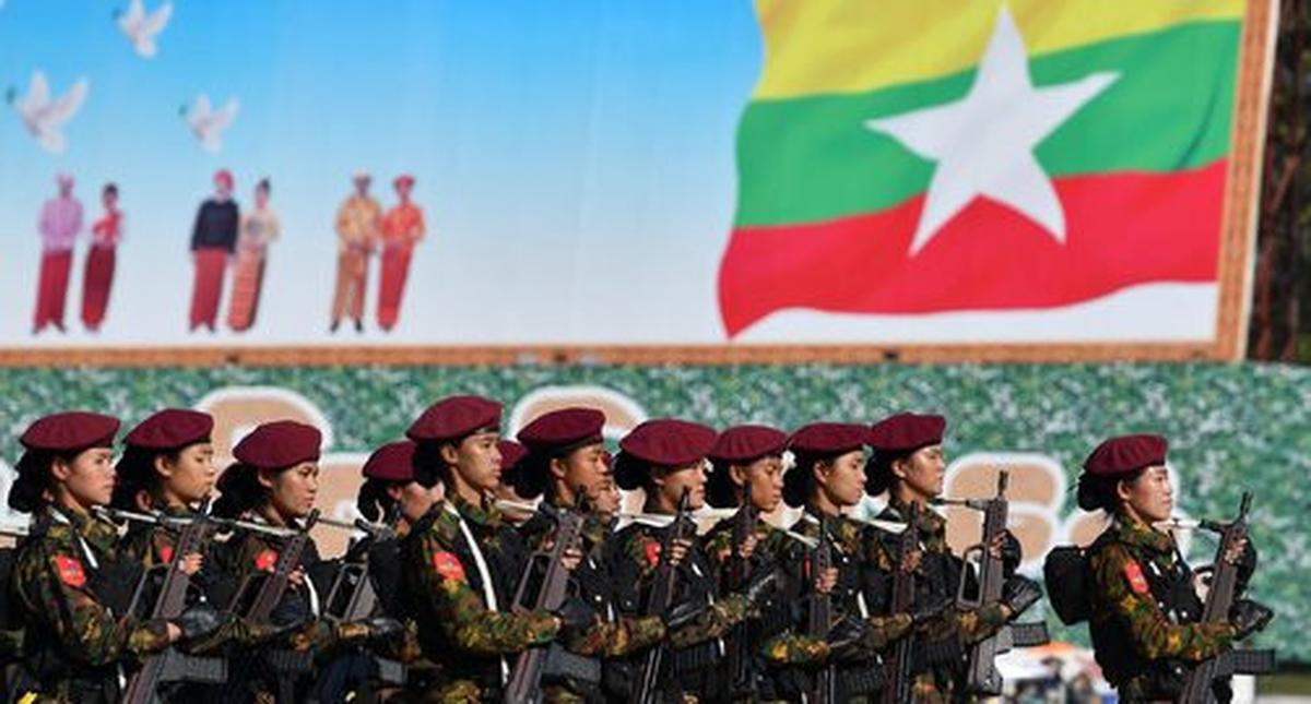 Parade Kendaraan Tempur Meriahkan Hari Kemerdekaan Myanmar