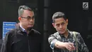 Ketua Fraksi PAN DPRD Lampung Agus Bhakti Nugroho (kiri) saat tiba di Gedung KPK, Jakarta, Jumat (27/7). Agus terjaring operasi tangkap tangan (OTT) KPK bersama Bupati Lampung Selatan Zainudin Hasan. (Merdeka.com/Dwi Narwoko)