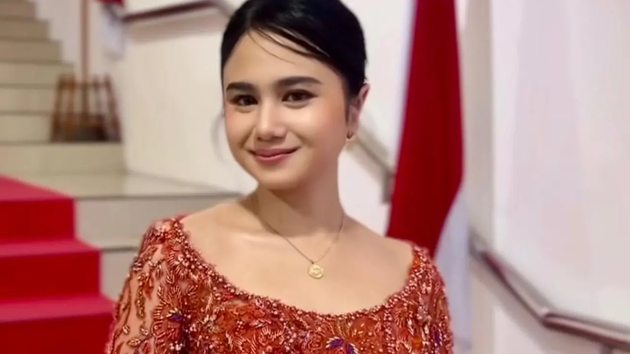 Potret Tissa Biani Tampil Anggun dalam Balutan Kebaya Merah di Anugerah Kartini Musik & Film Indonesia 2025