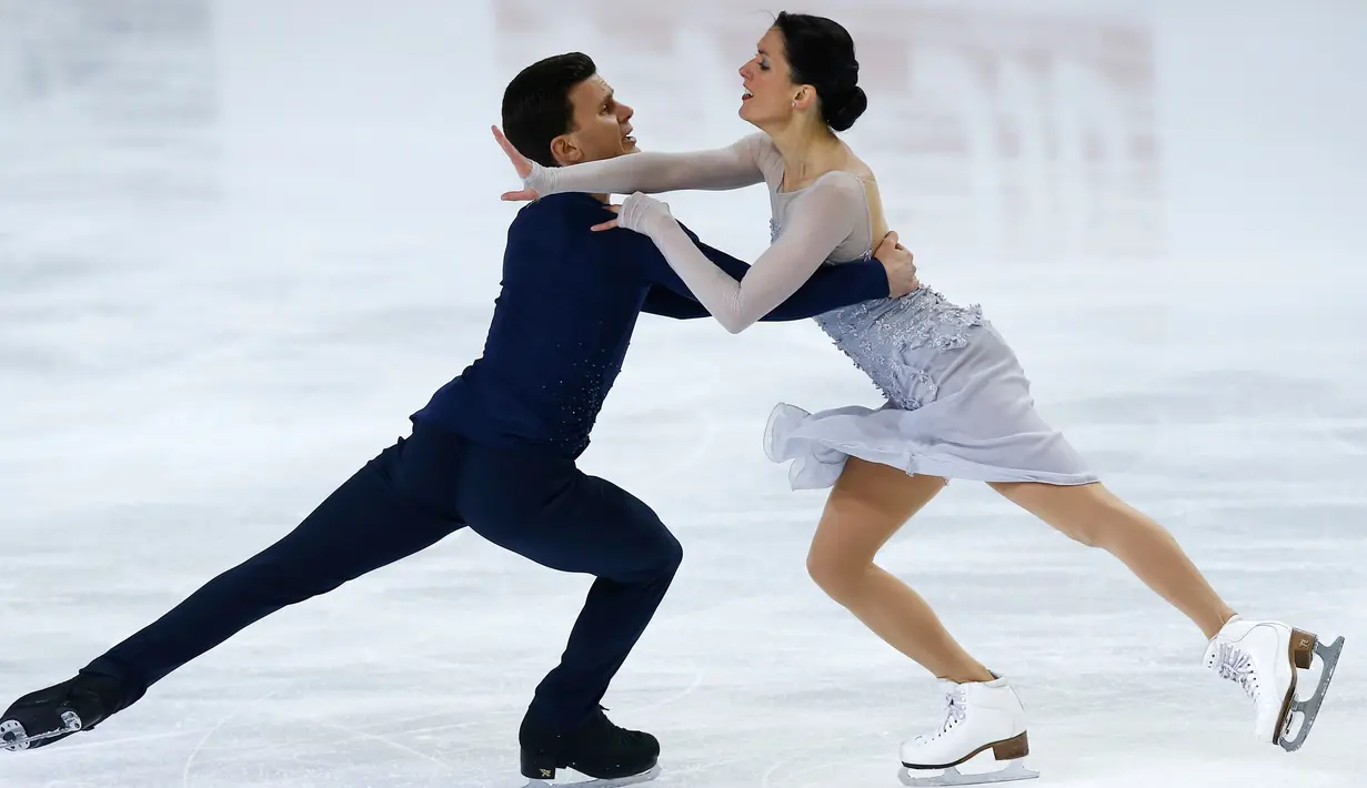 Aksi pasangan atlet Figure Skating, Charlene Guignard dan Marco Babbri dari Italia menampilkan gerakan selama bersaing dalam kategori ajang Grand Prix Internationaux de France di Grenoble, Prancis, Sabtu (18/11). (AP Photo/Michel Euler)
