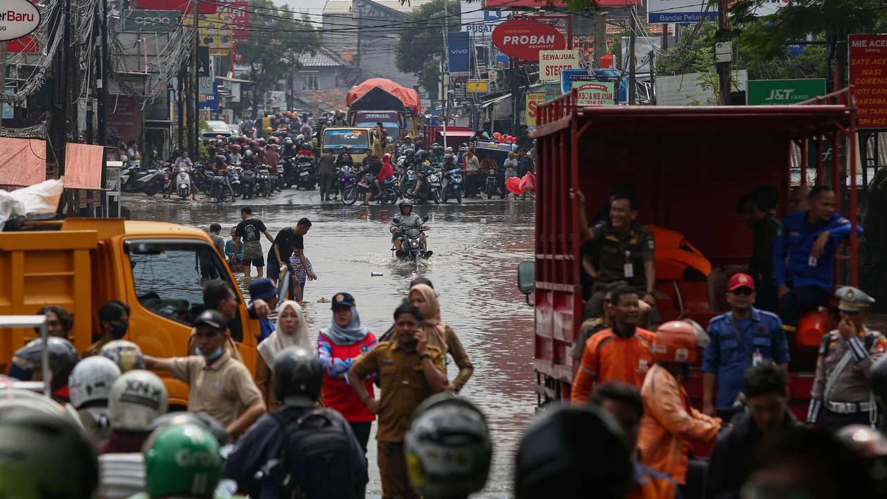 Kondisi terkini jalan penghubung Tangerang-Jakarta lumpuh akibat banjir