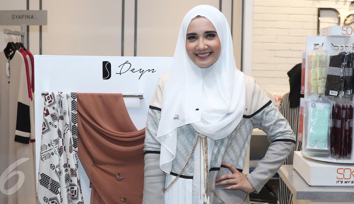 Artis dan designer Zaskia Sungkar berpose usai acara Deyn Festive Raya di kawasan sudirman, Jakarta, Sabtu (11/06/2016). "Festive Raya" yang mengambil elemen elegan,klasik dan chic. (Liputan6.com/Herman Zakharia)
