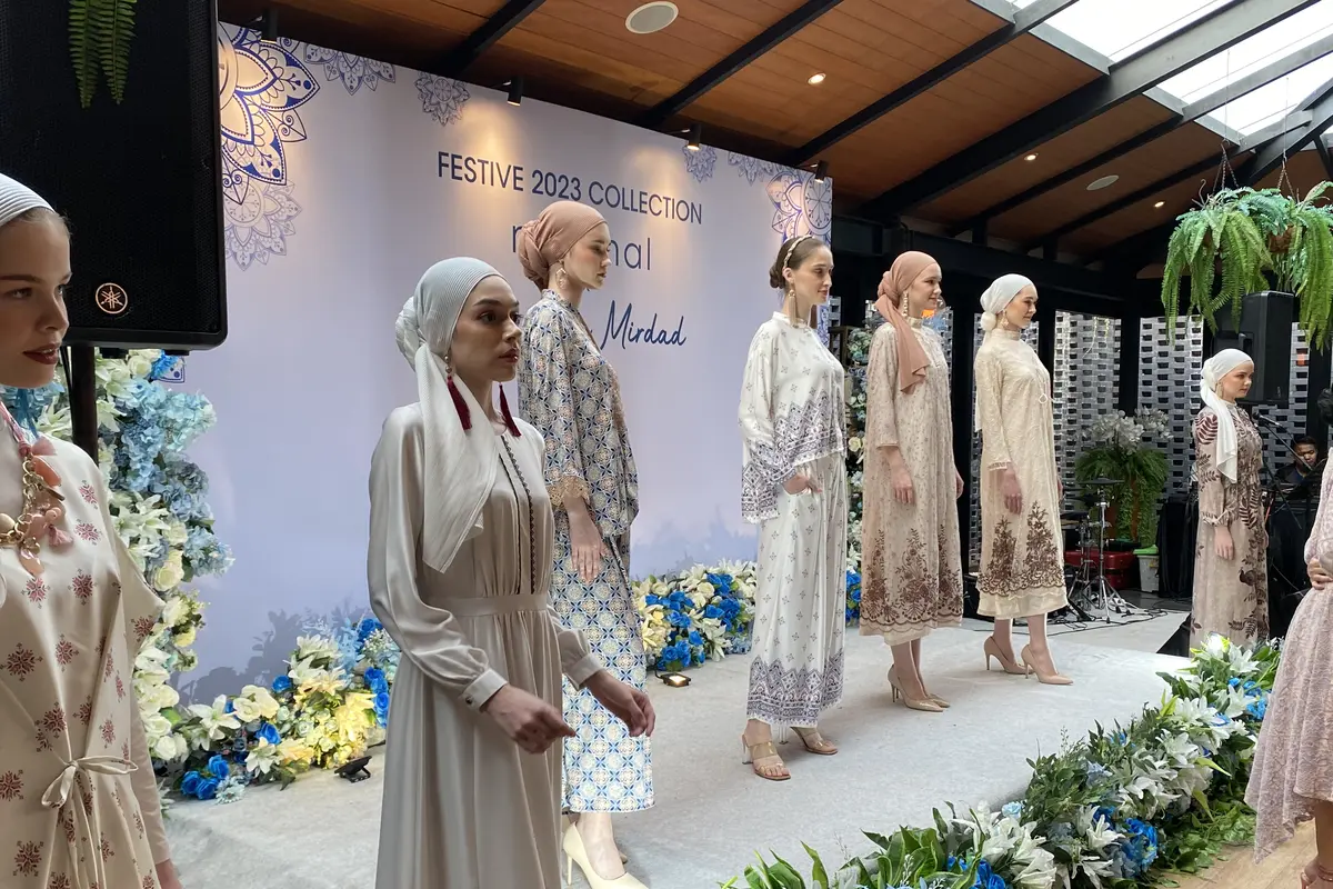 Inspirasi baju Lebaran dengan gaya feminim yang disukai Naysilla Mirdad