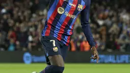 Penyerang Barcelona, Ousmane Dembele berselebrasi usai mencetak gol ke gawang Almeria selama pertandingan lanjutan La Liga Spanyol di stadion Camp Nou di Barcelona, Spanyol, Minggu (6/11/2022). Kemenangan ini membawa Barca naik ke puncak klasemen sementara Liga Spanyol. Barca mengoleksi 34 poin dari 13 laga, dua poin di depan Real Madrid yang baru bermain 12 kali. (AP Photo/Joan Monfort)