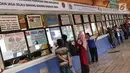 Suasana loket penjualan tiket di Terminal Kampung Rambutan, Jakarta, Jumat (8/6). Pada H-7 Lebaran, Terminal Kampung Rambutan sudah dipadati sekitar 6.225 pemudik dengan berbagai tujuan. (Liputan6.com/Immanuel Antonius)