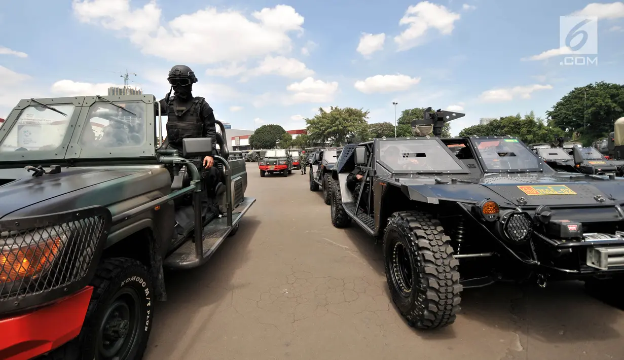 Prajurit TNI mengendarai kendaraan amfibi saat Apel Patroli Skala Besar TNI-Polri di JIExpo, Kemayoran, Jakarta, Minggu (14/4). TNI dan POLRI siap mengamankan pelaksanaan Pemilu serentak  17 April 2019 mendatang dengan menjamin keamanan masyarakat sampai ke TPS. (merdeka.com/Iqbal S. Nugroho)