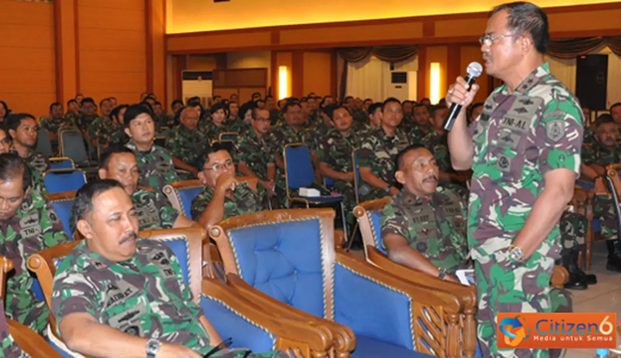 Citizen6, Surabaya: Sedikitnya 300 Pamen dijajaran Kobangdikal mengikuti kuliah penyegaran Biltus Militer dalam Opersi Gabungan dan Operasi Amfibi di gedung Mulyadi, Kesatrian Bumimoro Kobangdikal, Rabu, (30/5). (Pengirim: Penkobangdikal)