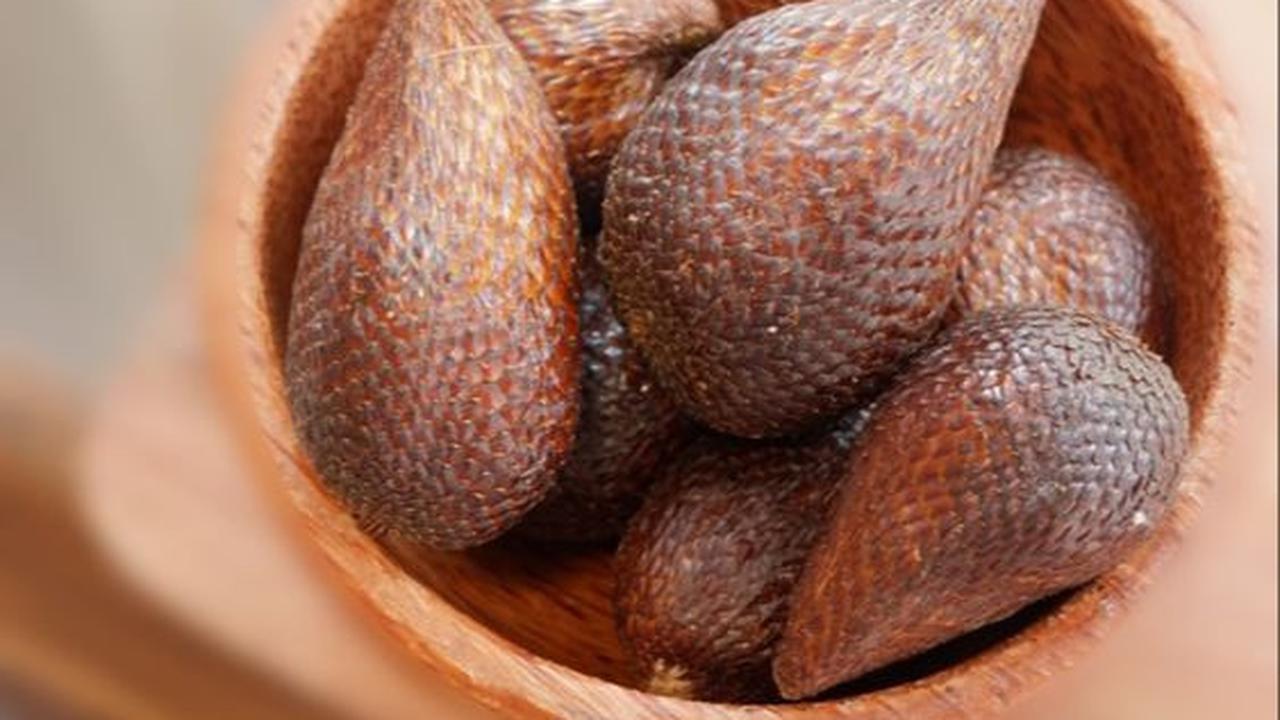 Tak Asal Dikupas, Begini Cara Makan Buah Salak yang Benar