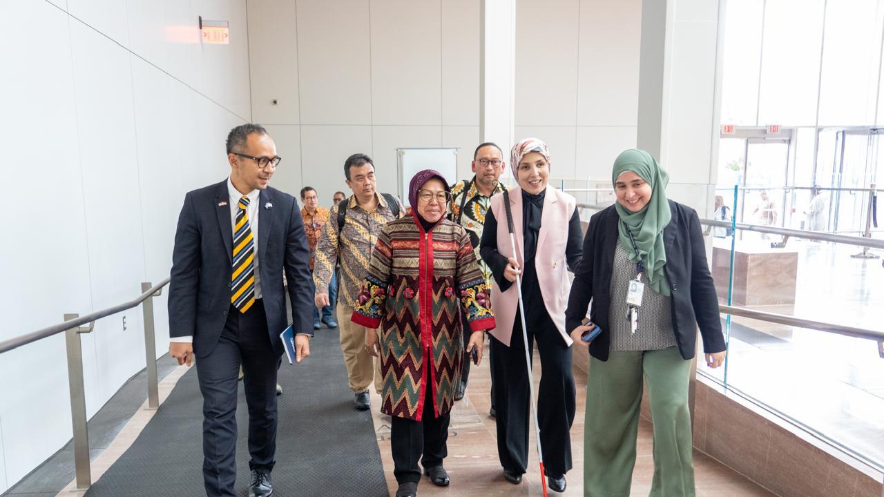 Sara Minkara, Penasihat Khusus Presiden Amerika Serikat untuk Bidang Hak Disabilitas Internasional, menyambut Mensos Risma yang didampingi Wakil Dubes RI di Washington DC I.B.M. Sade Bimantara beserta rombongan di Gedung Harry S. Truman.