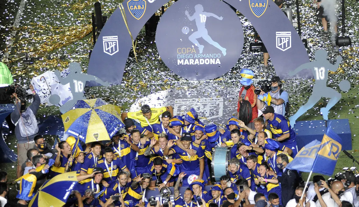 Pemain Boca Juniors merayakan juara Copa Diego Armando Maradona usai mengalahakan Bandfield di San Juan del Bicentenario Stadium, Selasa (19/1/2021). Boca Juniors menang 5-3 atas Banfield lewat adu penalti. (AFP/Andres Larrovere/various sources)