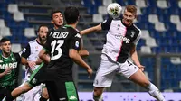 Bek Juventus,  Matthijs de Ligt menyundul bola ke arah gawang Sassuolo pada pertandingan lanjutan Liga Serie A Italia di stadion Mapei di Reggio Emilia (15/7/2020). Juventus bermain imbang 3-3 atas Sassuolo. (AFP/Marco Bertorello)