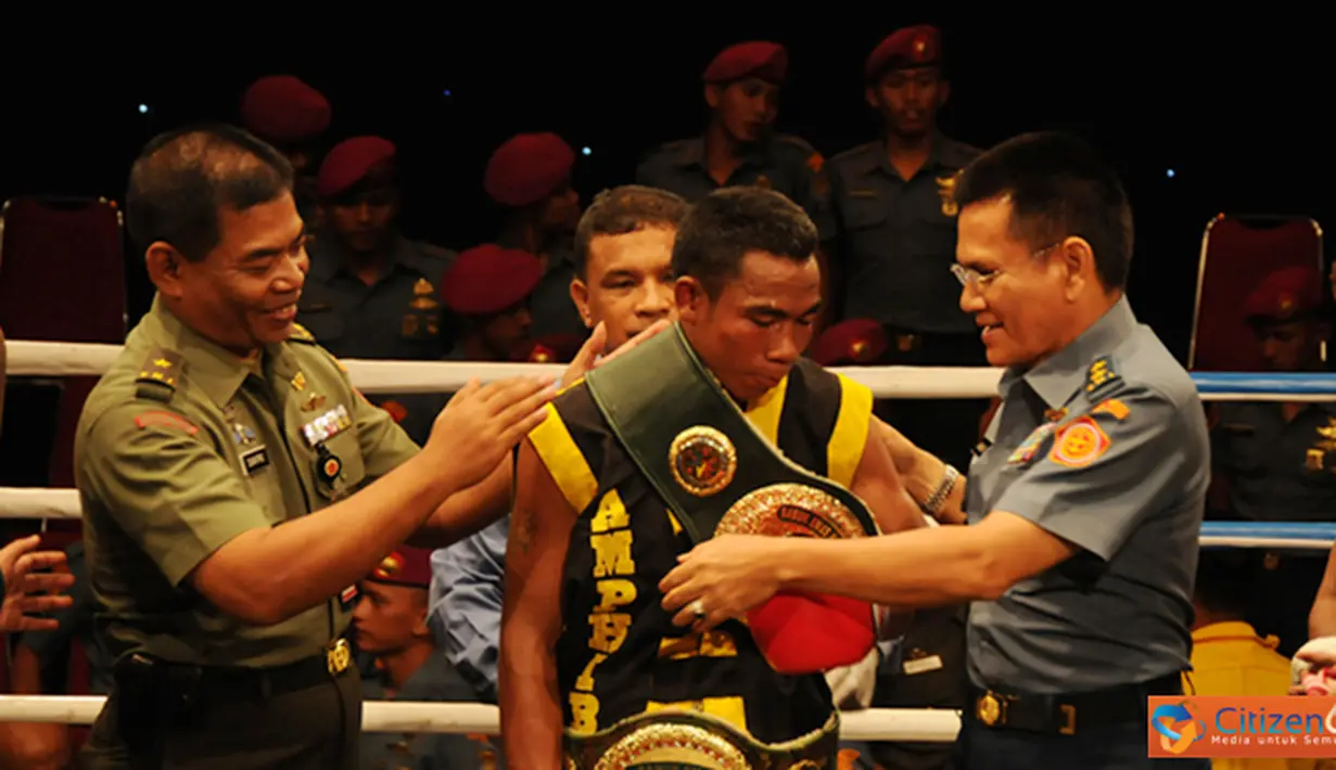 Citizen6, Jakarta: Kapuspen TNI Laksamana Muda TNI Iskandar Sitompul menyematkan Sabuk Emas Kapuspen TNI kepada petinju Faris Nenggo, di Studio TVRI Jakarta, Jumat (5/10) malam. (Pengirim: Badarudin Bakri). 