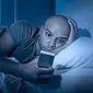 Ilustrasi main ponsel sebelum tidur (iStock)