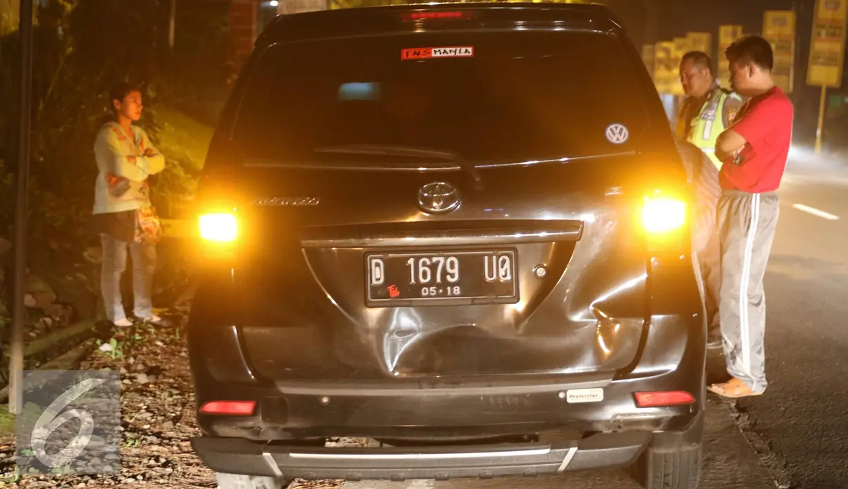 Petugas kepolisian mendata kendaraan yang terlibat kecelakaan beruntun di Jalan Jenderal Ahmad Yani, Tasikmalaya, Jawa Barat, Minggu (3/7) dini hari. Tidak ada korban dalam kecelakaan tersebut. (Liputan6.com/Immanuel Antonius)