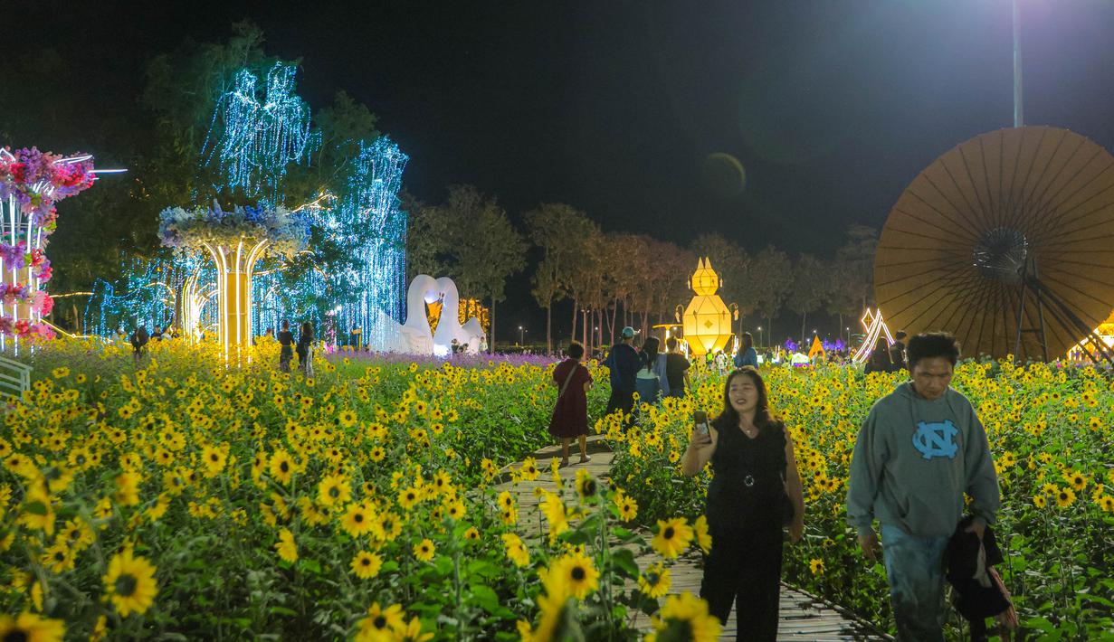 Tim dari Bola.com berkesempatan untuk mengunjungi festival tersebut setelah meliput latihan resmi Timnas Indonesia U-22 jelang melawan Myanmar di SEA Games 2025 pada Kamis (11/12/2025). Tampak dalam foto, pengunjung menikmati suasana Charming Chiang Mai Flower Festival di Chiang Mai, Thailand, pada Kamis (11/12/2025). (Bola.com/Bagaskara Lazuardi)