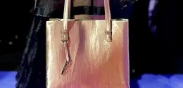 Brand tas Hahm Eun Jung T-ara, Euneun, debut dalam presentasi koleksi LAKON Indonesia, "HARSA," di JF3 Fashion Festival 2026, 29 Juli 2026. (Liputan6.com/Asnida Riani)