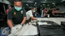 Petugas BNN merapihkan barang bukti 161 kg sabu yang berhasil diamankan dari tangan tersangka TL, Jakarta, Jumat (4/12/2015). BNN berhasil meringkus seorang kurir yang hendak mengirimkan sabu dari Surabaya menuju Jakarta. (Liputan6.com/Yoppy Renato)