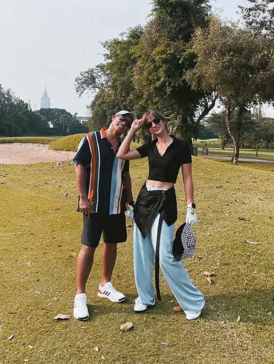 Saat pandemi Covid-19, Nia Ramadhani dan Ardi Bakrie menghabiskan waktu dengan bermain golf. (Foto: instagram.com/ramadhaniabakrie)