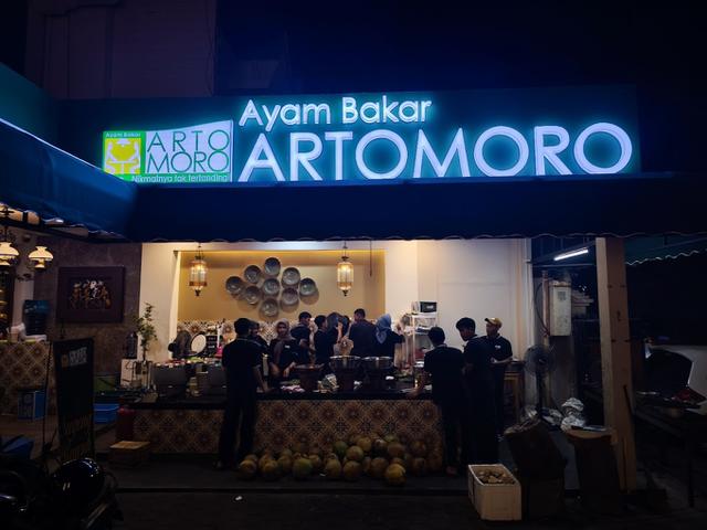 7. Ayam Bakar Artomoro: Ayam Bakar Juicy dengan Suasana Santai