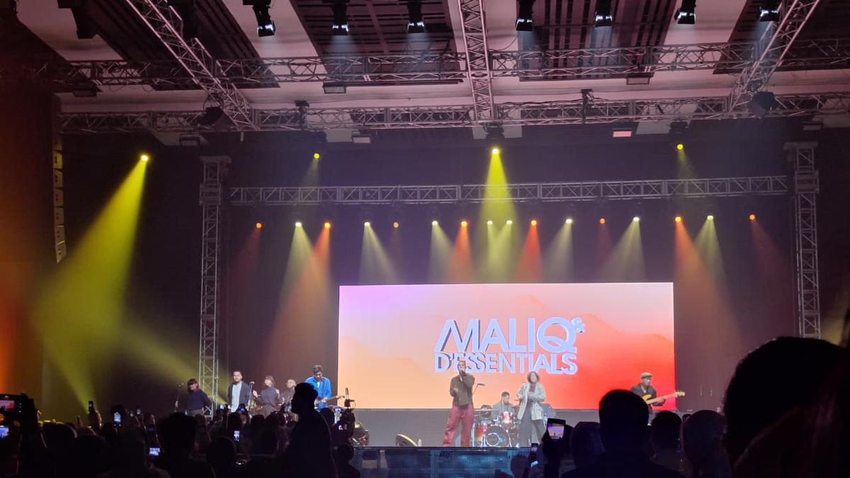 Maliq &amp; D'Essentials Buka Konser Blue di Jakarta, Ajak Penonton Goyang hingga Mellow Bareng