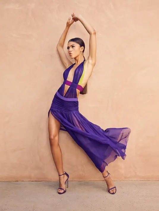 Buat kamu yang lebih suka rambut panjang dan lurus, dalam sebuah pemotretan, Zendaya juga pernah menata rambut panjangnya dengan gaya lurus. Dengan belahan di tengah, ia mengikat rendah rambut hitamnya. Foto: Instagram.