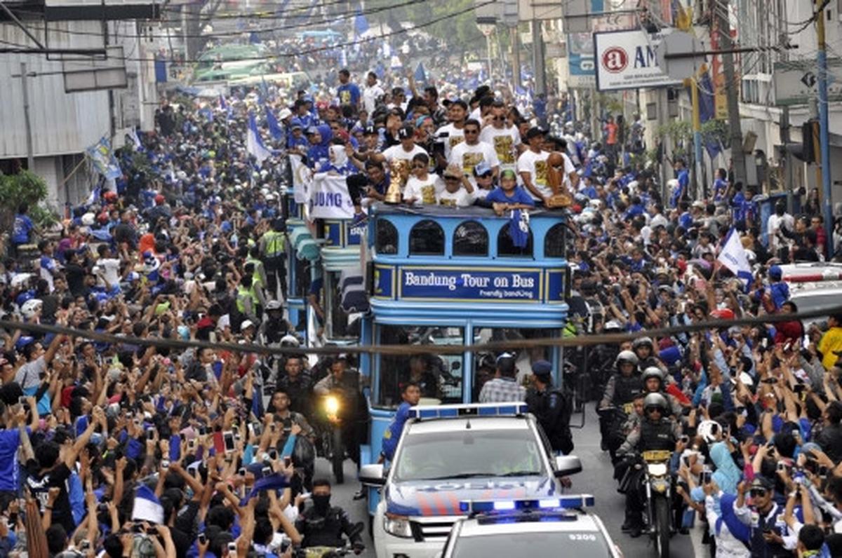 Pawai kejuaraan Persib, lautan Bobotoh birukan Bandung
