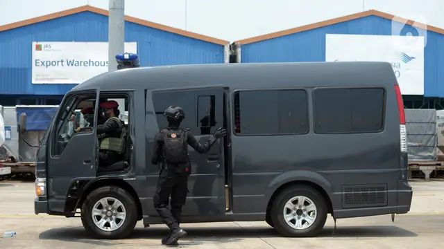 FOTO: 22 Terduga Teroris dari Jawa Timur Dipindahkan ke Jakarta