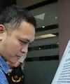Gilang Dirga turut hardir bersama dengan selebriti lainnya di Polres Jakarta Selatan guna membacakan ikrar perang terhadap narkoba. Tak sendirian, Gilang didampingi sang istri tercinta, Adiezty Fersa. (Deki Prayoga/Bintang.com)