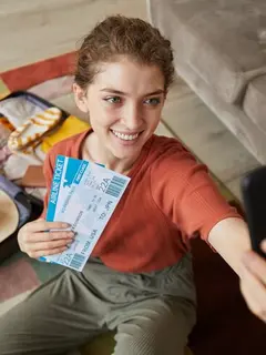 Eropa selalu ramai dikunjungi setiap tahunnya, jadi untuk kamu yang akan solo traveling cobalah untuk memesannya lebih awal dari hari keberangkatan ya. (Foto dok: Freepik/Anna Tolipova).