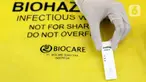 Petugas medis menunjukkan alat Rapid Test COVID-19 di DPP Partai Golkar, Jakarta, Rabu (8/4/2020). Rapid test dilakukan untuk memeriksa virus menggunakan antibodi IgG dan IgM yang ada di dalam darah, antibodi akan terbentuk di tubuh saat mengalami infeksi virus. (Liputan6.com/Helmi Fithriansyah)