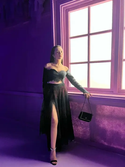 OOTD tak kalah memesona Beby Tsabina dibalut dress hitam. Off-the-shoulder cropped top dipadu dengan rok hitam dengan high slit, Beby tampil luar biasa. [Foto: Instagram/bebytsabina]