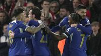 Pemain Chelsea Armando Broja, kanan, merayakan bersama rekan satu timnya setelah mencetak gol pertama timnya pada pertandingan sepak bola leg kedua semifinal Piala Liga Inggris antara Chelsea dan Middlesbrough di stadion Stamford Bridge di London, Inggris, Selasa, 23 Januari 2024. (AP Foto/Kin Cheung)