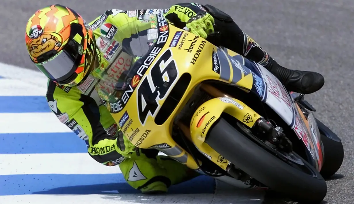 Valentino Rossi menggunakan motor dengan dominasi warna kuning bersama tim Nastro Azzurro Honda pada tahun 2001. (AFP Photo/Christophe Simon)