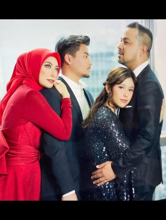 Sultan Djorghi saling menatap mata dengan Rafi Pangestu penuh sayang. Sementara, Sultan memeluk sang putri, dan Anissa Trihapsari memeluk putranya. (Foto: Instagram/@djorghisultan)