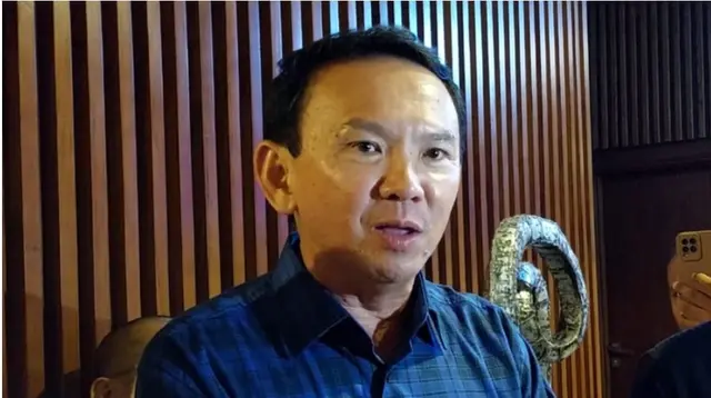 Eks Komisaris Utama Pertamina Basuki Tjahaja Purnama atau Ahok saat diwawancarai di Kupang (Liputan6.com/Ola Keda)