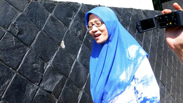 Senyum Istri Anas Saat Kunjungi KPK