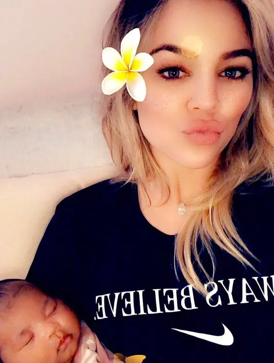 Sampai pada akhirnya, Khloe harus bekerja setiap hari sepanjang minggu dan hal itu membuat dirinya sangat khawatir. (instagram/khloekardashian)