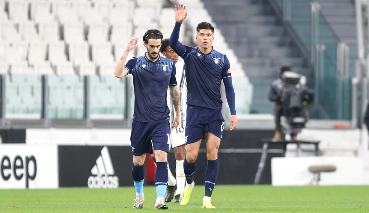 Gelandang Lazio, Joaquin Correa (kanan) berselebrasi usai mencetak gol ke gawang Juventus pada pertandingan lanjutan Liga Serie A Italia di Stadion Allianz Turin, Italia, Minggu (7/3/2021). Lazio tetap tertahan di peringkat tujuh dengan poin 43. (Tano Pecoraro/LaPresse via AP)