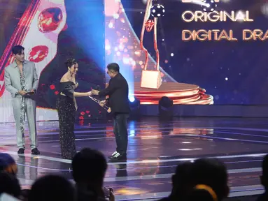 Chief Content dan Strategy Officer Vidio, Mark Francis (kanan) saat menerima penghargaan pada 29th Asian Television Awards di Studio 6 EMTEK CITY, Jakarta, Sabtu (30/11/2024). (Liputan6.com/Herman Zakharia)
