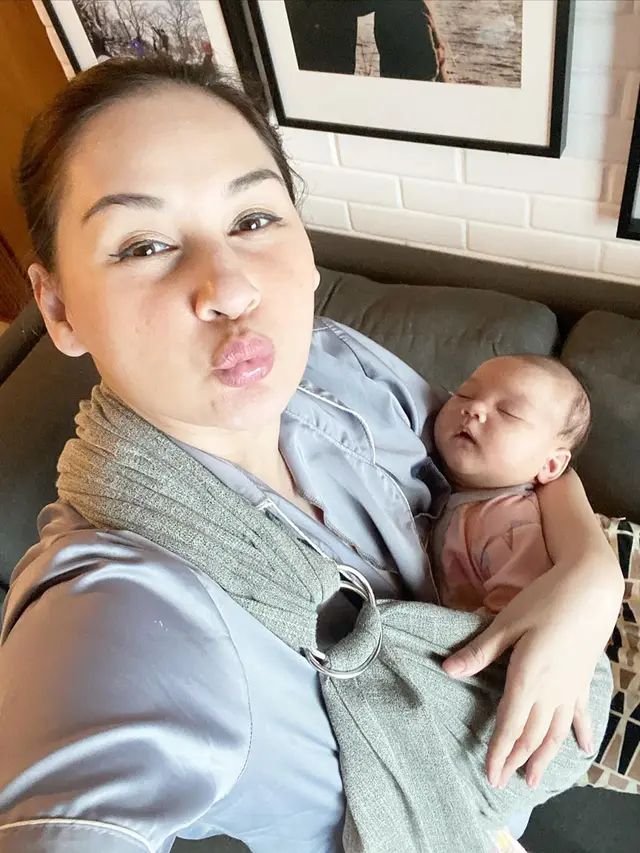 [Fimela] Keluarga Mona Ratuliu