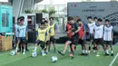 <p>Pelatih Kepala Akademi Nagoya Grampus, Norihiko Imai membagikan cara passing kepada para peserta dalam acara coaching clinic bersama Nagoya Grampus di Garuda Store, GBK, Senayan Jakarta, Jumat (26/06/2025) pagi WIB. (Bola.com/Bagaskara Lazuardi)</p>