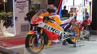 Ilustrasi, replika motor Marc Marquez dipamerkan di booth Honda pada IMOS tahun lalu (Otosia.com/Nazar Ray)
