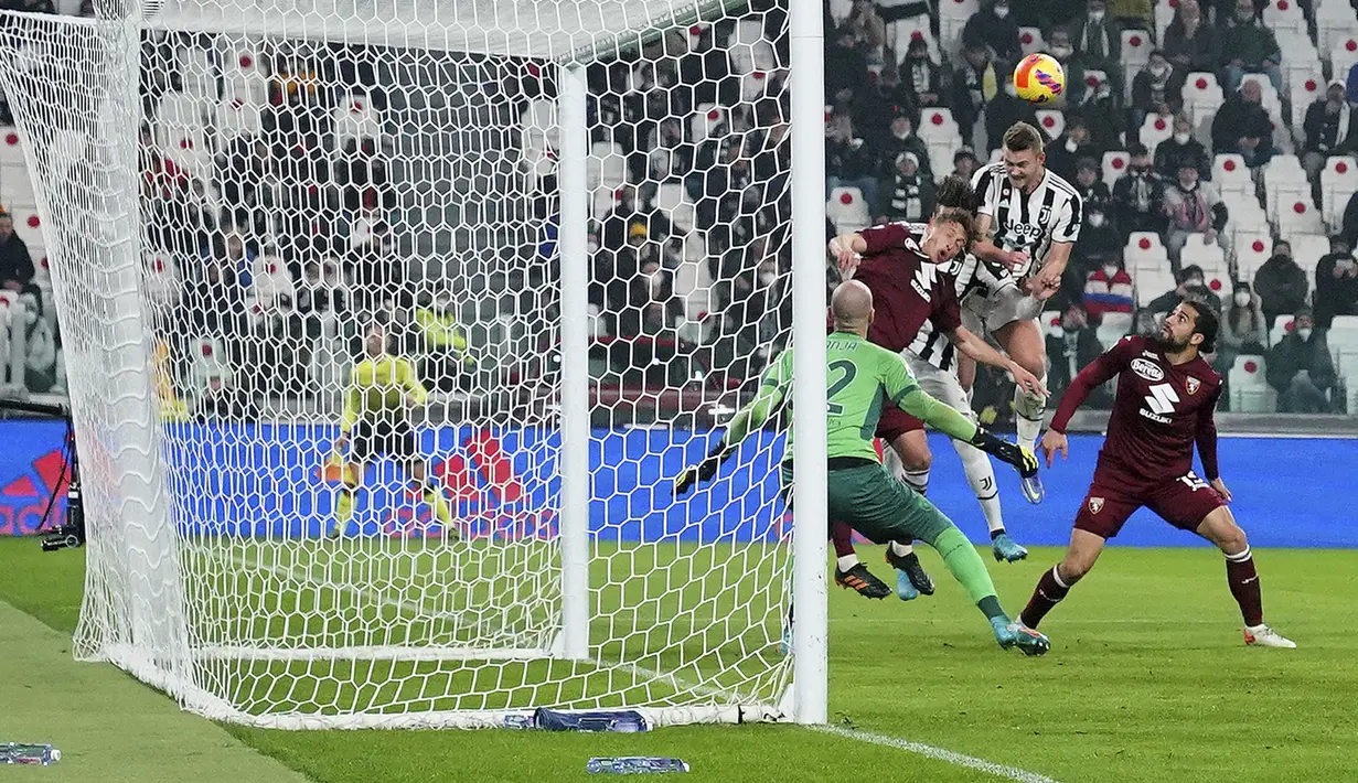 Penyerang Juventus Matthijs de Ligt (kanan atas) mencetak gol ke gawang Torino dalam pekan 26 Serie A Liga Italia di Allianz Stadium, Sabtu (19/2/2022) dinihari WIB. Juventus ditahan imbang Torino 1-1. (Spada/LaPresse via AP)
