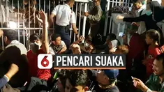 Petugas Satpol PP mengevakuasi ratusan pengungsi pencari suaka dari kantor UNHCR di Jakarta Pusat. Mereka dikembalikan ke penampungan di Kalideres sempat terjadi kericuhan dan keributan dalam proses evakuasi .