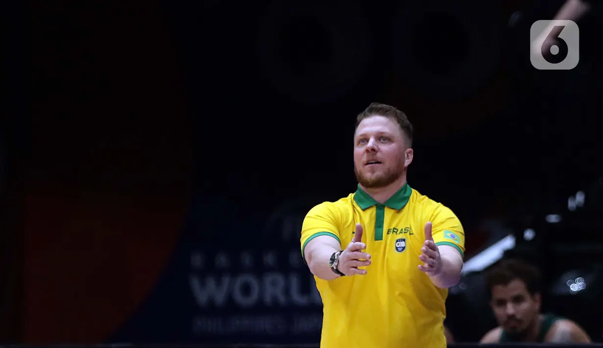 Pelatih timnas basket Brasil, Gustavo Conti memberi instruksi kepada timnya saat melawan Pantai Gading pada penyisihan Grup G FIBA World Cup 2023 di Indonesia Arena, Gelora Bung Karno, Jakarta, Rabu (30/8/2023). (Liputan6.com/Helmi Fithriansyah)