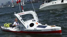 Aleksander Doba ingin memecahkan rekor dunia sebagai orang yang melintasi negara dengan kayak, New York, Minggu (29/5). Rencananya ia akan mendayaung kayak dari New York ke Lisbon, Portugal. (AFP Photo/Eduardo Munoz)