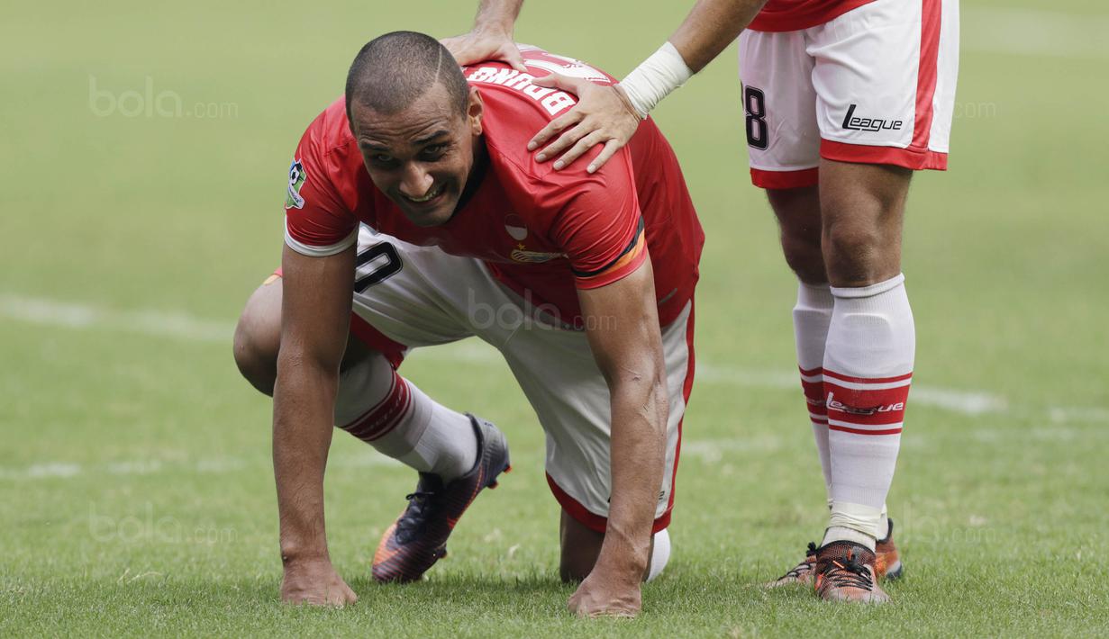 Striker Persija, Bruno Lopes, melakukan selebrasi unik dengan merangkak usai mencetak gol ke gawang Persegres pada laga Liga 1 Indonesia di Stadion Patriot, Bekasi, Sabtu (14/10/2017). Persija menang 5-0 atas Persegres. (Bola.com/M Iqbal Ichsan)